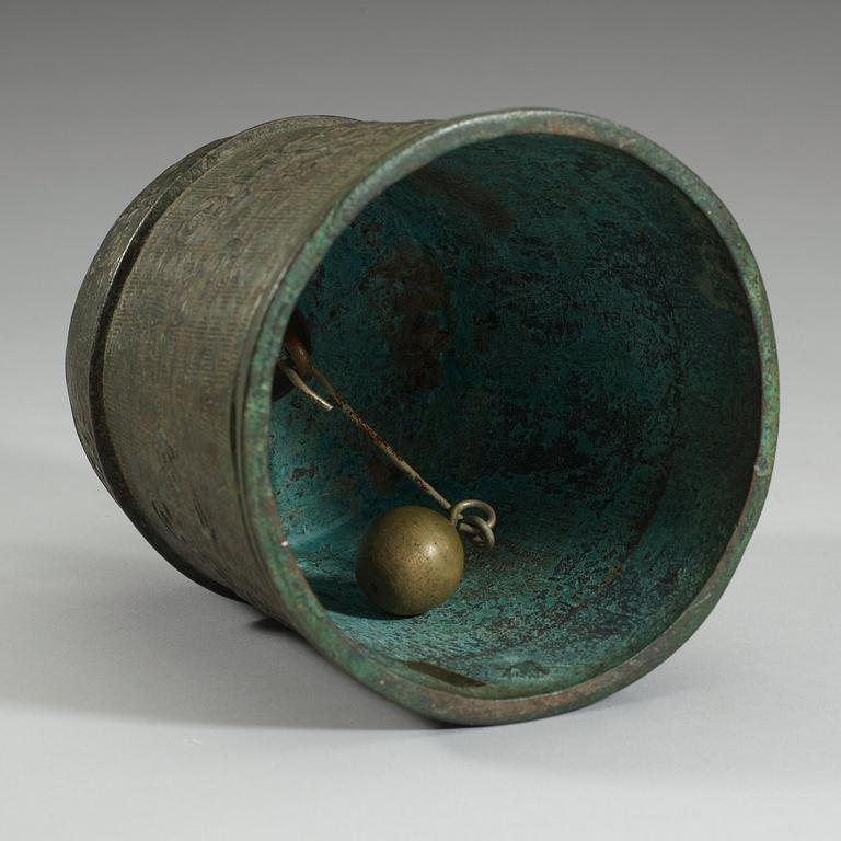 A archaistic bronze bell, late Ming dynasty/early Qing dynasty.