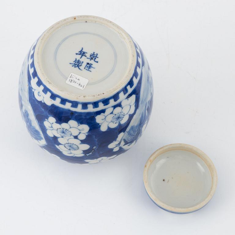Pilgrimskrus, porslin, Kina, 1800-tal samt urna med lock, porslin, Kina, omkring år 1900.