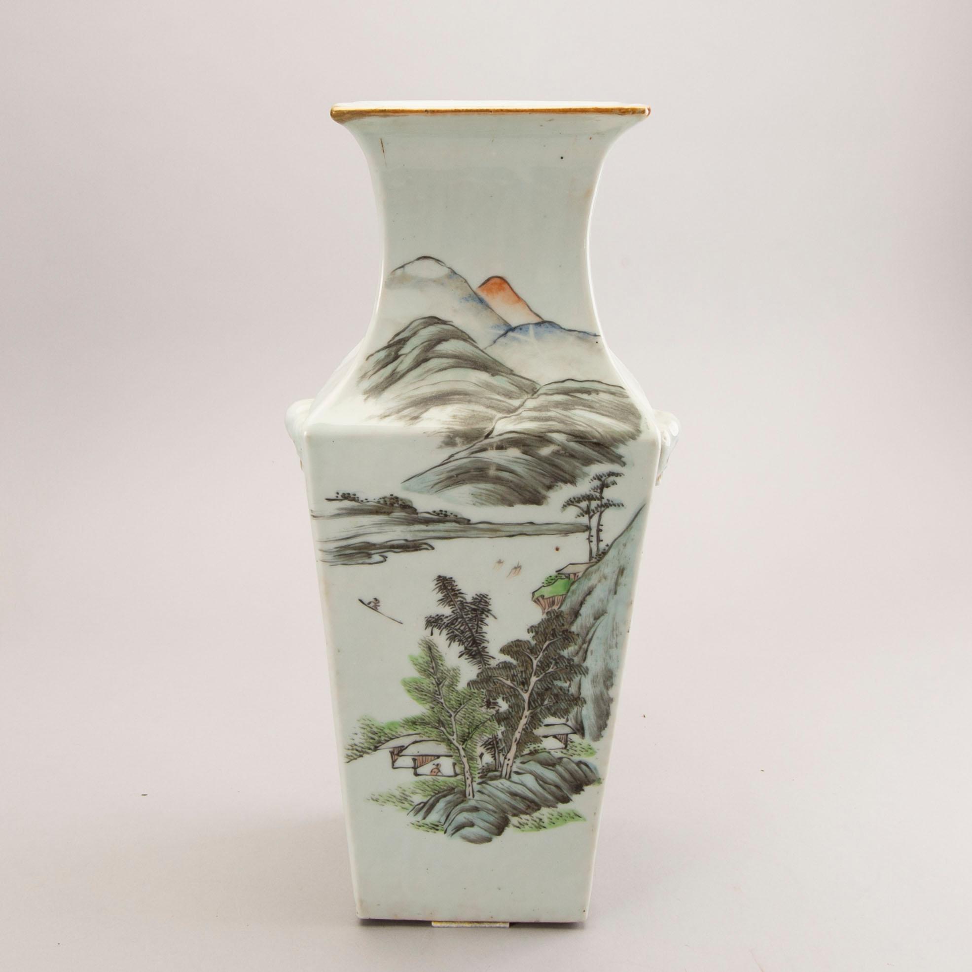 A Chinese porcelain vase, Qing dynasty, Guangxu (1875-1908.