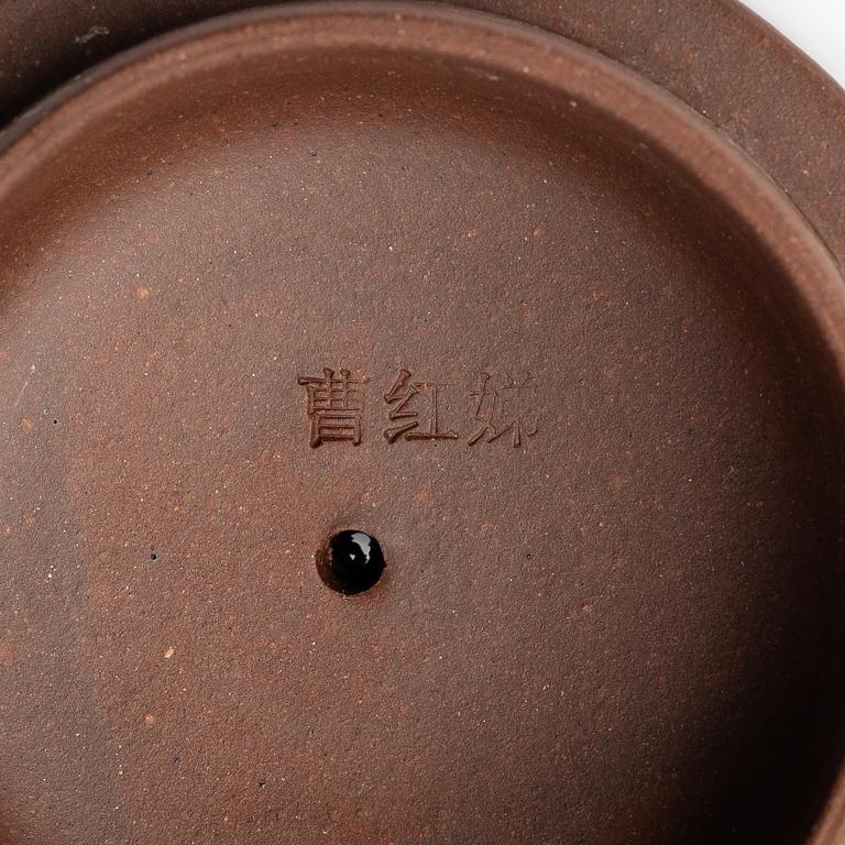 A group of three Chinese yixing teapots, 1970/80s.