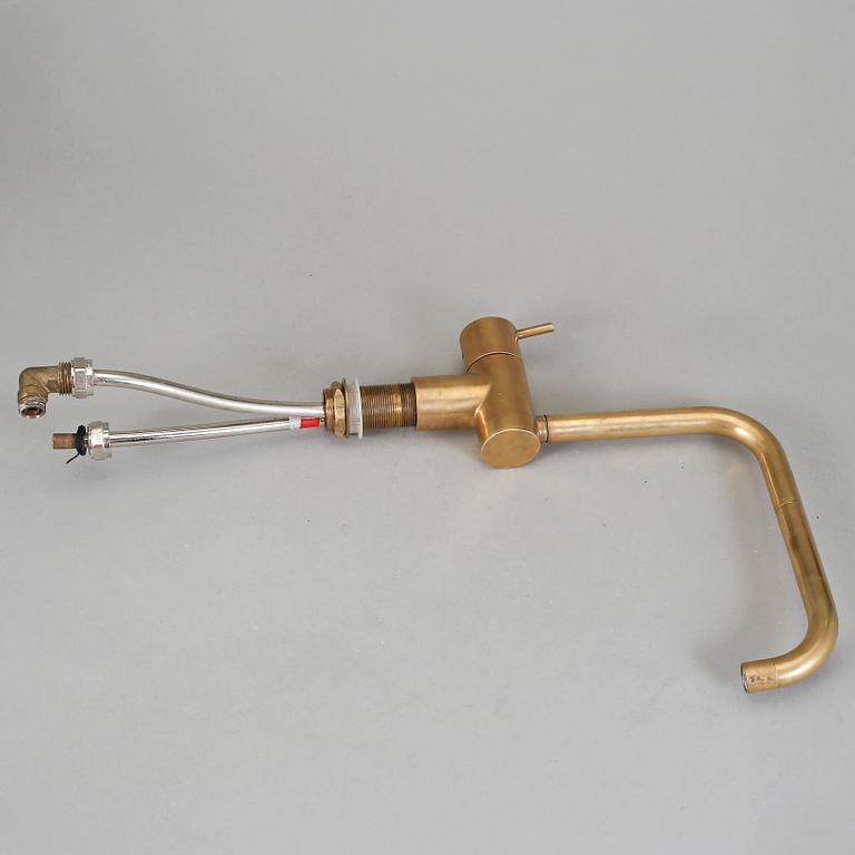 ARNE JACOBSEN, kökskran, patinerad mässing, för Vola, modell, "KV1". 1900-talets andra hälft.