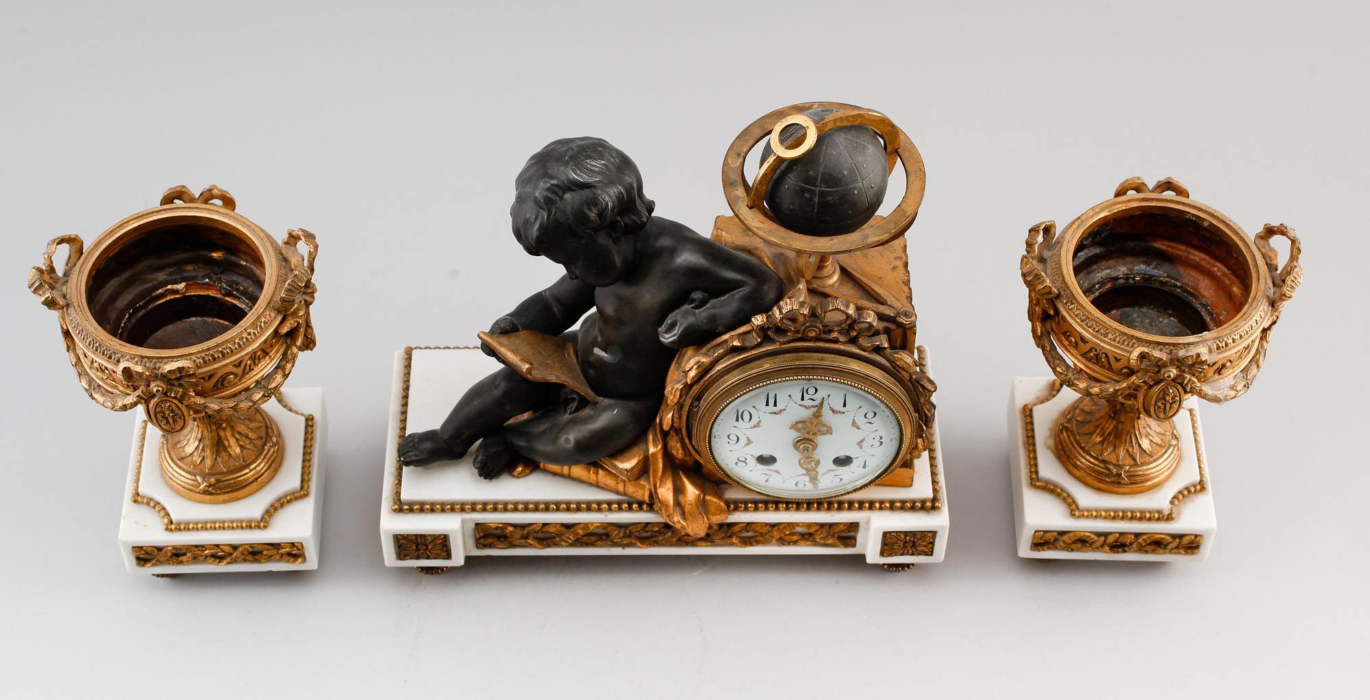 KLOCKGARNITYR, 3 delar, marmor och mässing, Louis Seizestil, Frankrike, 1800-talets andra hälft.