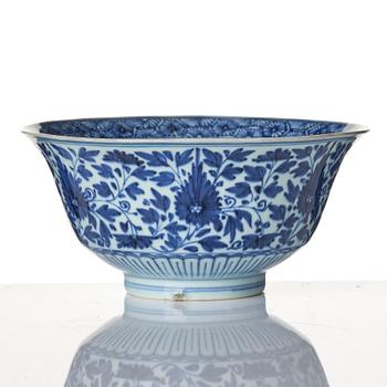 A Chinese blue and white bowl, Qing dynasty, around 1800.