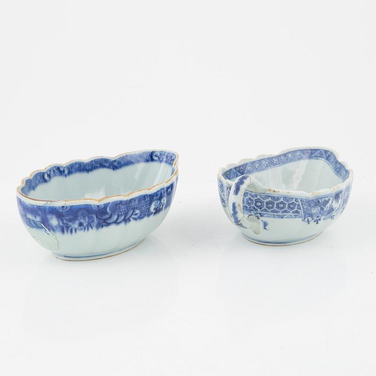 54 dinner service pieces, blue and white porcelain, Qing Dynasti, China, 18th/19th century.