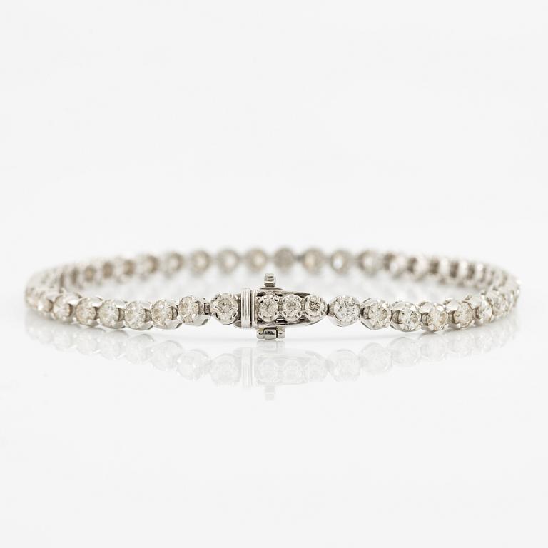 Tennis bracelet 18K white gold with brilliant-cut diamonds.
