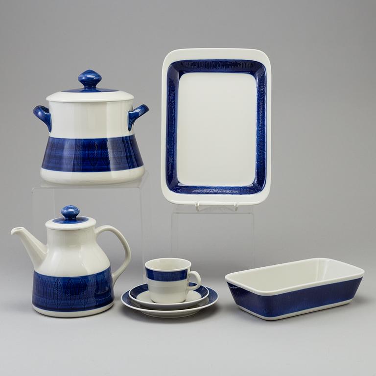 HERTHA BENGTSSON, servisdelar, 24 delar porslin, "Koka blå", Rörstrand, i produktion 1956-1988.