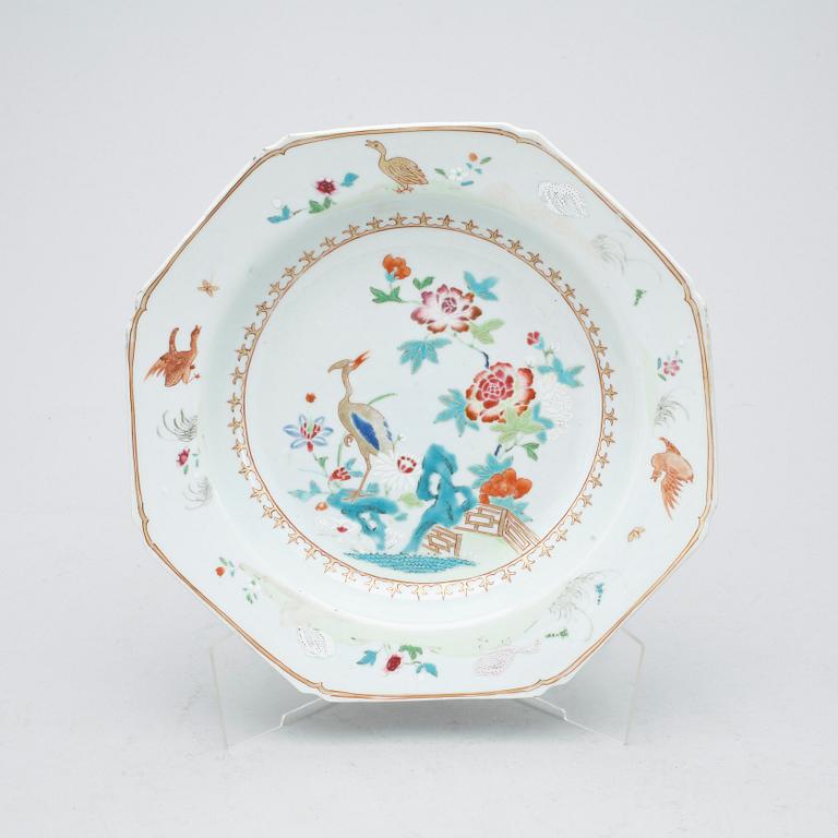 TALLRIKAR, 2+1+1 st, porslin Kina, Qing dynastin, Qianlong (1735-1796).