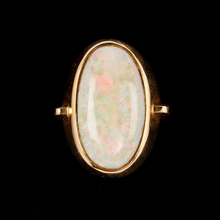 RING, 14k vitguld med cabochonslipad genuin vit opal. Vikt 7 g.