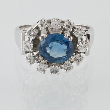 RING, 18K vitguld med ovalslipad blå safir 2.26 ct samt briljantslipade diamanter 0.90 ct, Ove Lundgren, Stockholm.