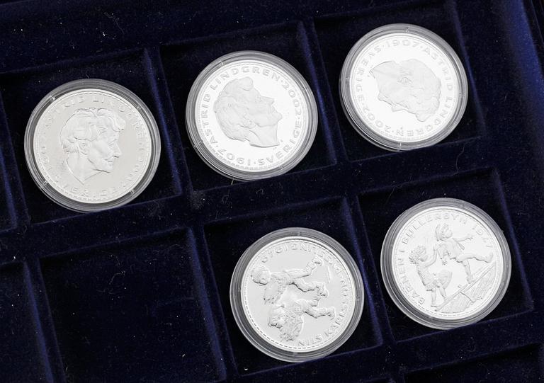 MINNESMYNT, 20 st, silver, bl a 2 krona, "Minne af tjugufemårig regering 1872-1897". Tot vikt ca 442 g.