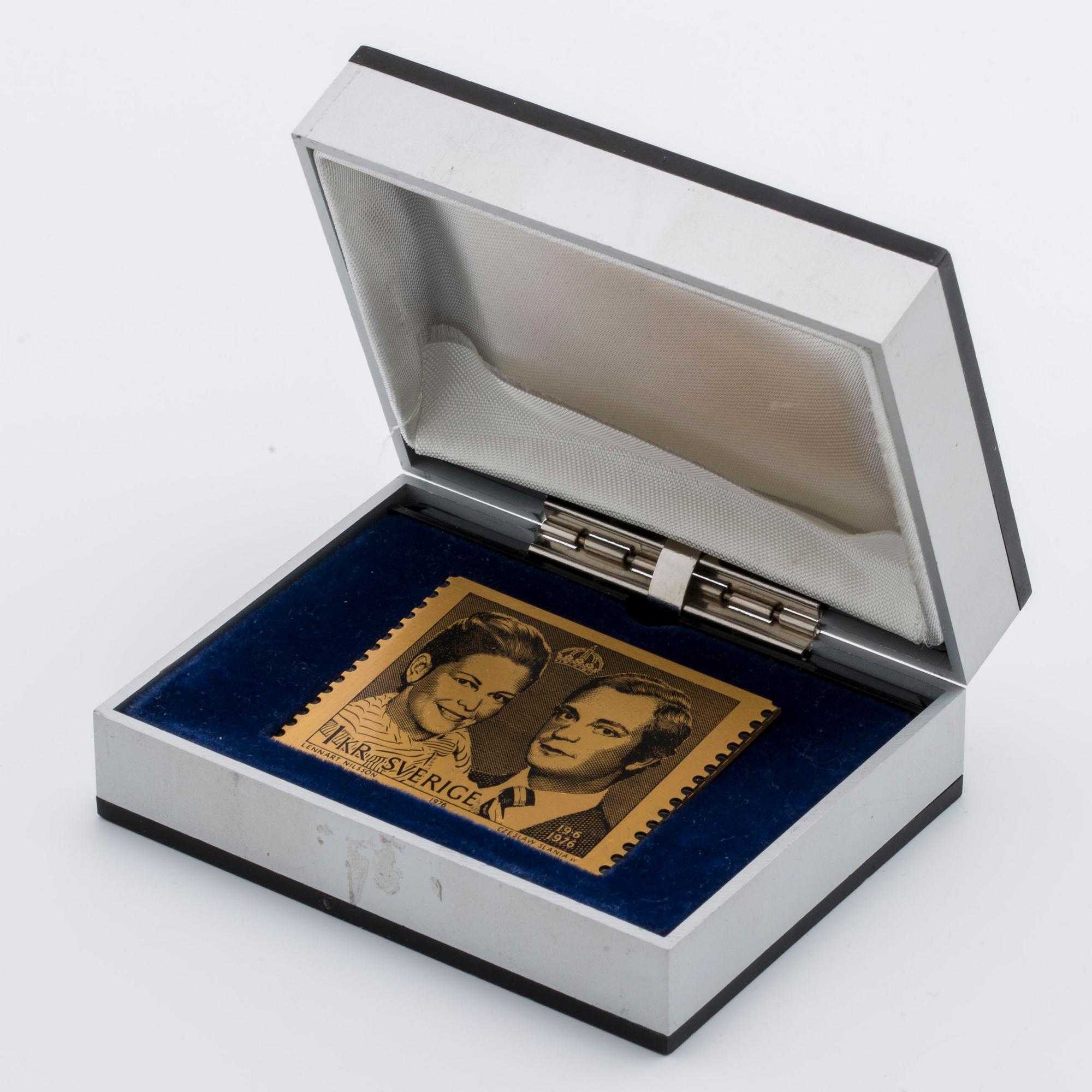 An 18K yellow gold plaque numbered 175/1000 from 1976. Weight around 41 grams.