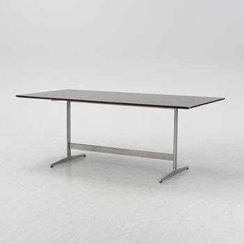 A Shaker table by Arne Jacobsen for Fritz Hansen, dated 1980.