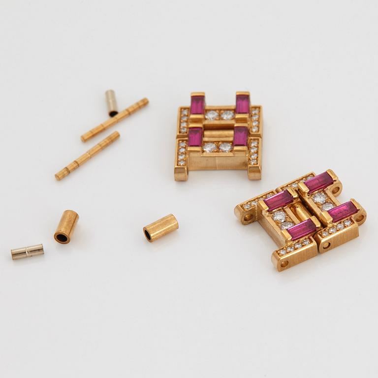 Bulgari damarmbandsur 18K guld med trappslipade rubiner och runda briljantslipade diamanter.
