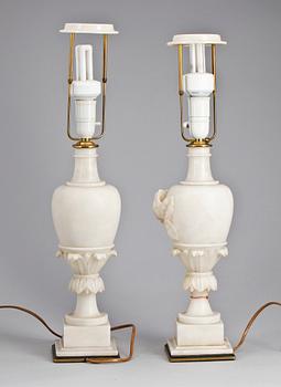 BORDSARMATURER, ett par, alabaster, 1900-tal.