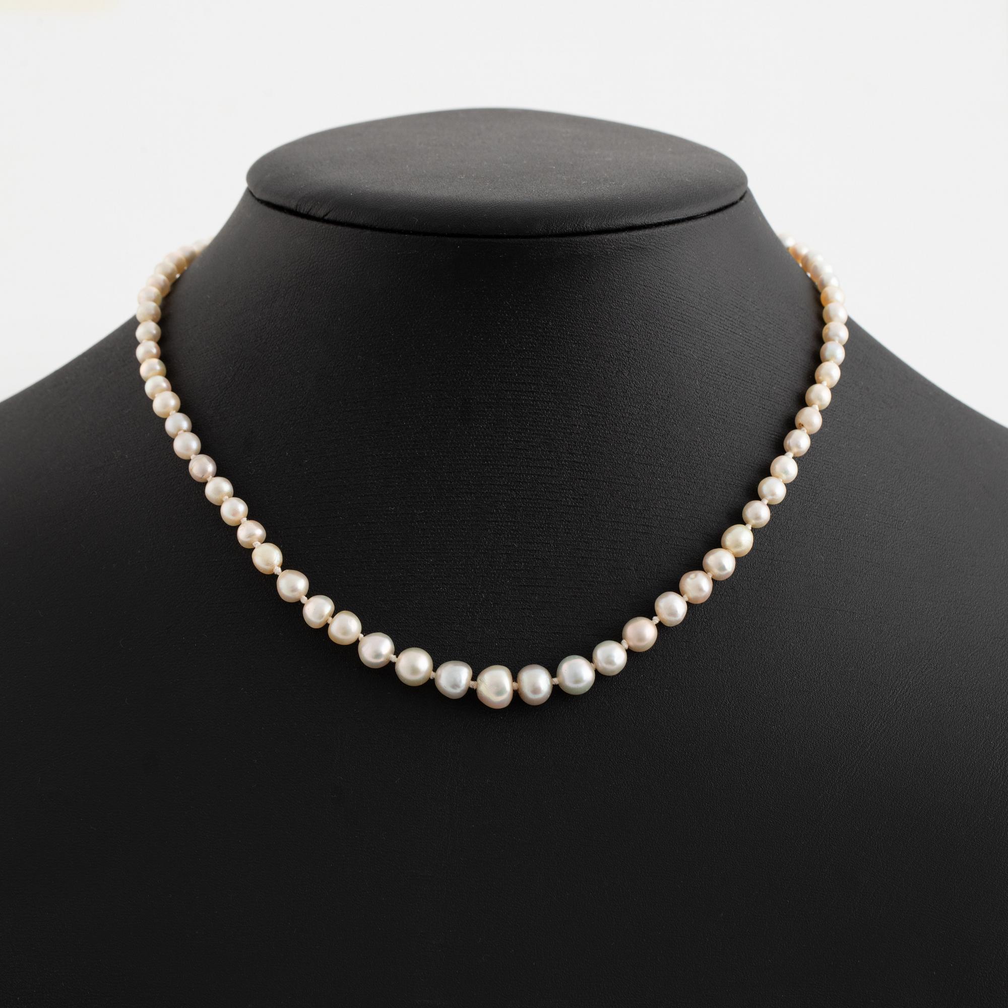 Pearl necklace, with graduated pearls.
