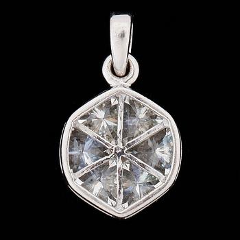 HÄNGE, 18k vitguld med 6 trillion slipade diamanter tot ca1,86ct. 2000-tal. Vikt ca 1,2g.