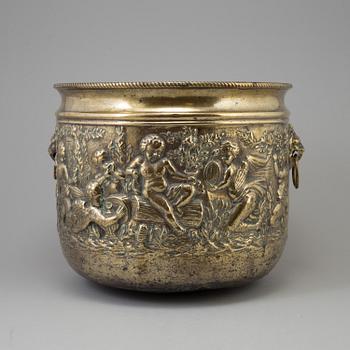 AN 18TH/19TH CENTURY BRASS FLOWER POT.