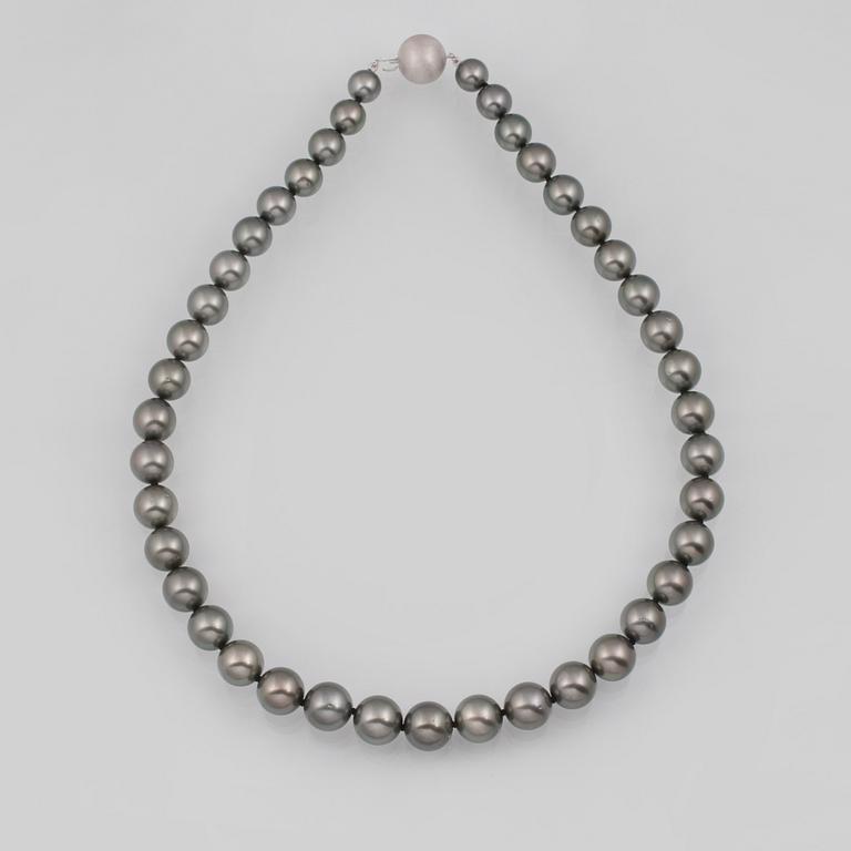 COLLIER, odlade Tahitipärlor med kullås i 14K vitguld.