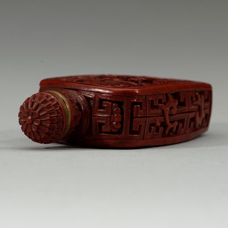 SNUSFLASKA, röd lack. Qingdynastin, med Qianlong fyra karaktärers märke. 1800-tal.