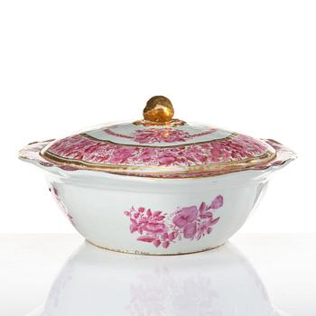 Karotter med lock, tre stycken, kompaniporslin. Qingdynastin, Jiaqing (1796-1820).