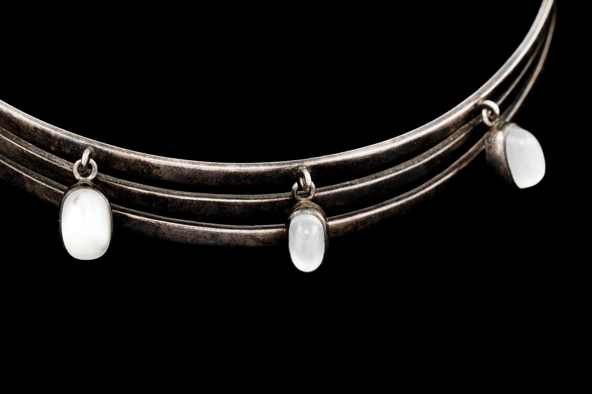 COLLIER, silver med 3 cabochonslipade månstenar, Sven-Erik Högberg, Göteborg, 1956. Vikt 38.0 g.