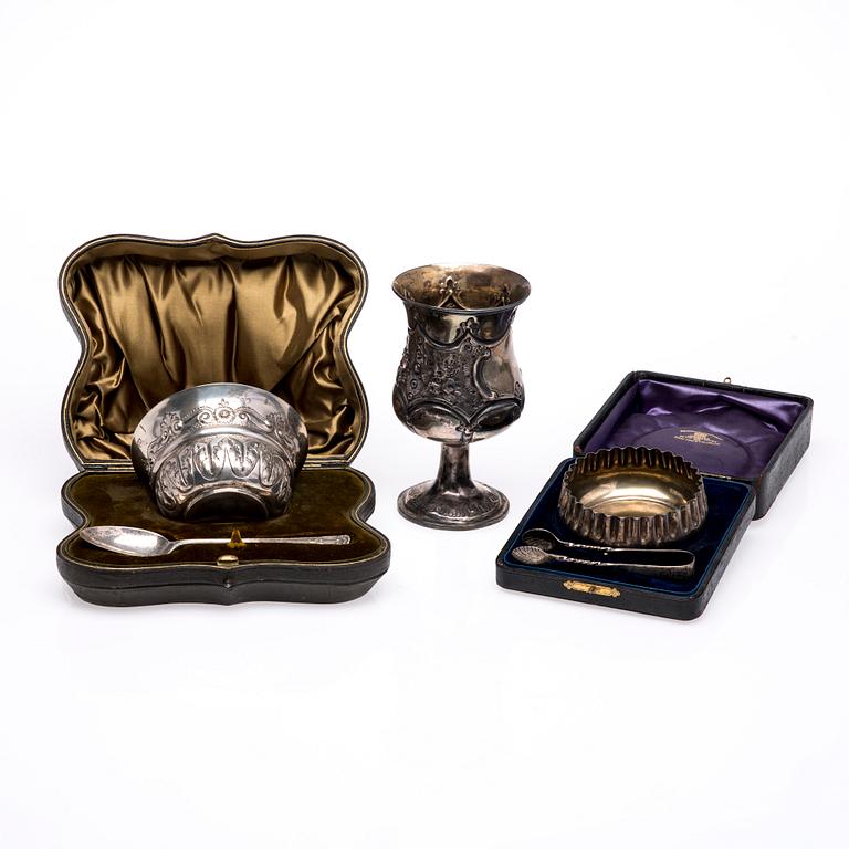 SOCKERSKÅLAR I ETUI 2 ST OCH BÄGARE, silver, England, totalvikt 358 g.