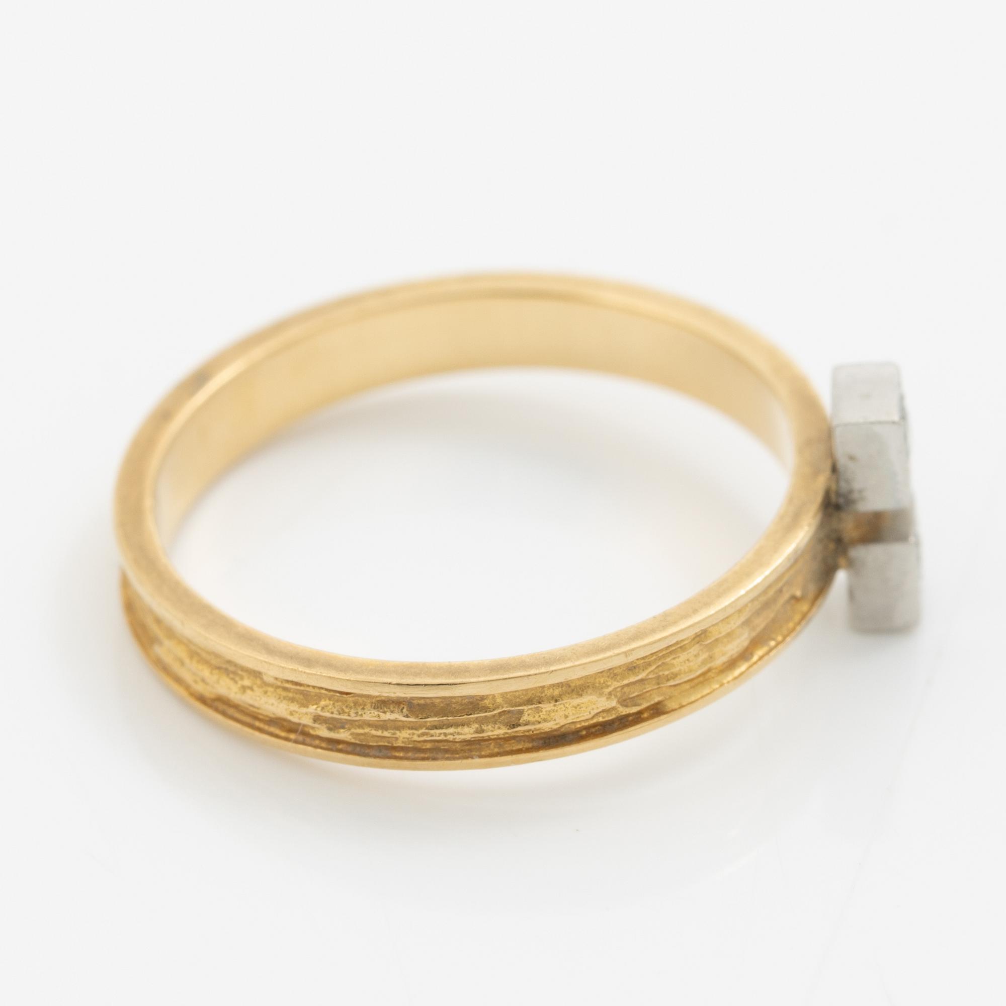 Björn Weckström, ring, 18K guld med en runda briljantslipade diamanter, Finland 1976.