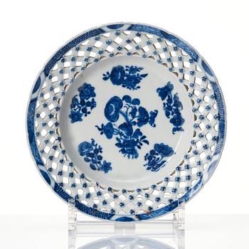 Gallerkorg med fat, kompaniporslin. Kina, Qingdynastin, Qianlong (1736-95).