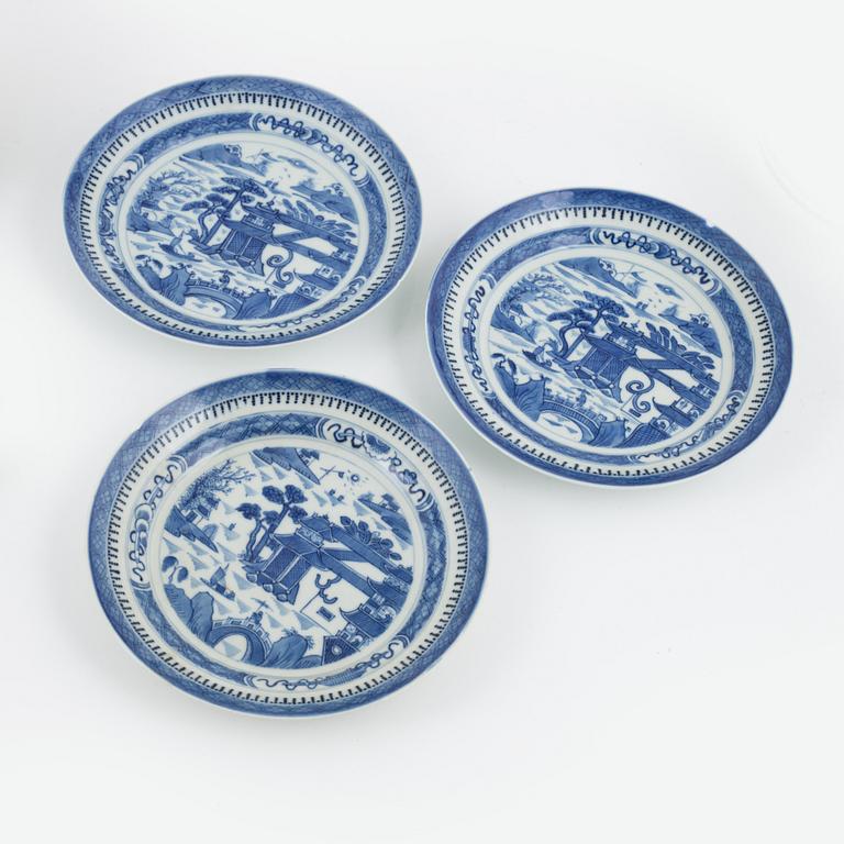 A set of six Chinese blue and white tea cups with saucers and nine plates, Qing dynasty, 19/20th century.