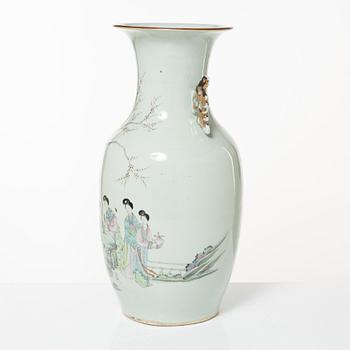 A porcelain vase, China, republic, 20th century.