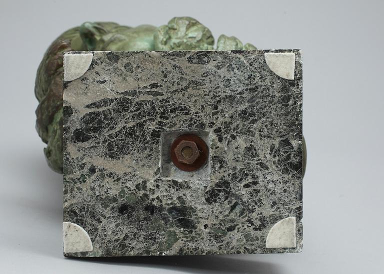 WILFRID EDGAR DUDENEY. Skulptur i grönpatinerad brons. Signerad Wilfrid Dudeney och daterad 1958.