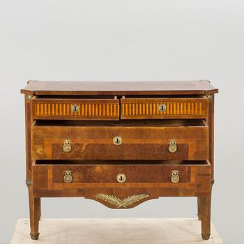 A CHEST OF DRAWERS, turn of the century 1800.
