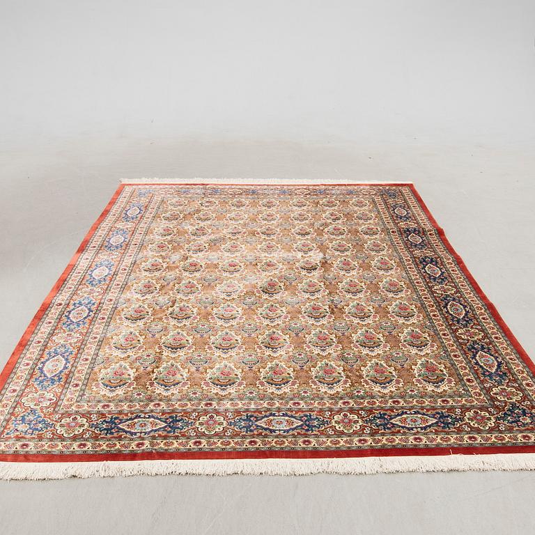 A sillk Qum carpet, Central Persia, signerad 310 x 197 cm.