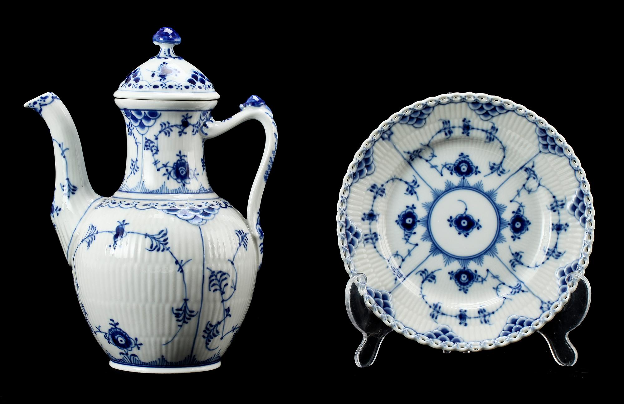 SERVISDELAR, 29 st, porslin, mestadels helblond, "Musselmalet", Kongl Dansk.