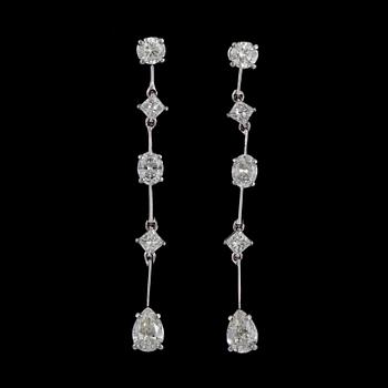 1225. A pair of brilliant- oval- and drop cut diamond earrings, tot. 2.72 ct.