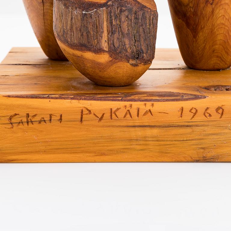 Sakari Pykälä, veistos, signeerattu ja päivätty 1969.
