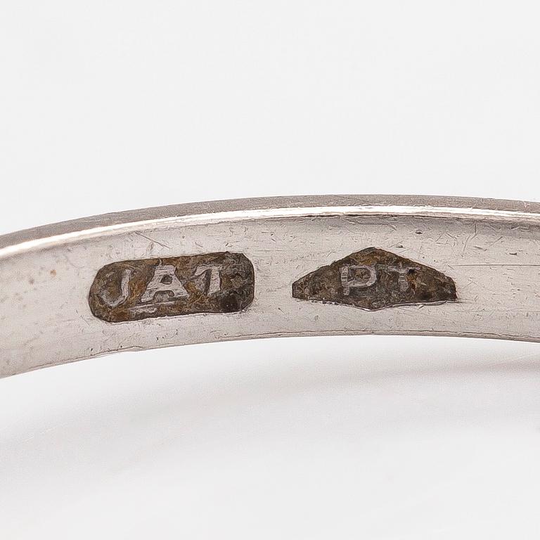 Sormus, platinaa, briljanttihiottu timantti 1.04 ct kaiverruksen mukaan. J.A Tarkiainen, Helsinki. Todistuksella.