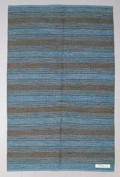 MATTA, rölakan. Ca 245 x 160 cm.