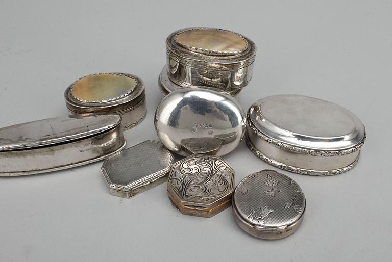 PARTI DOSOR, 9 st, silver. Från olika länder och årtal, där bland K A Anderson, Stockholm, 1917. Totalvikt ca 230 gram.