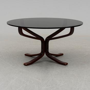 A pair of easy chairs and a table by Sigurd Ressel.