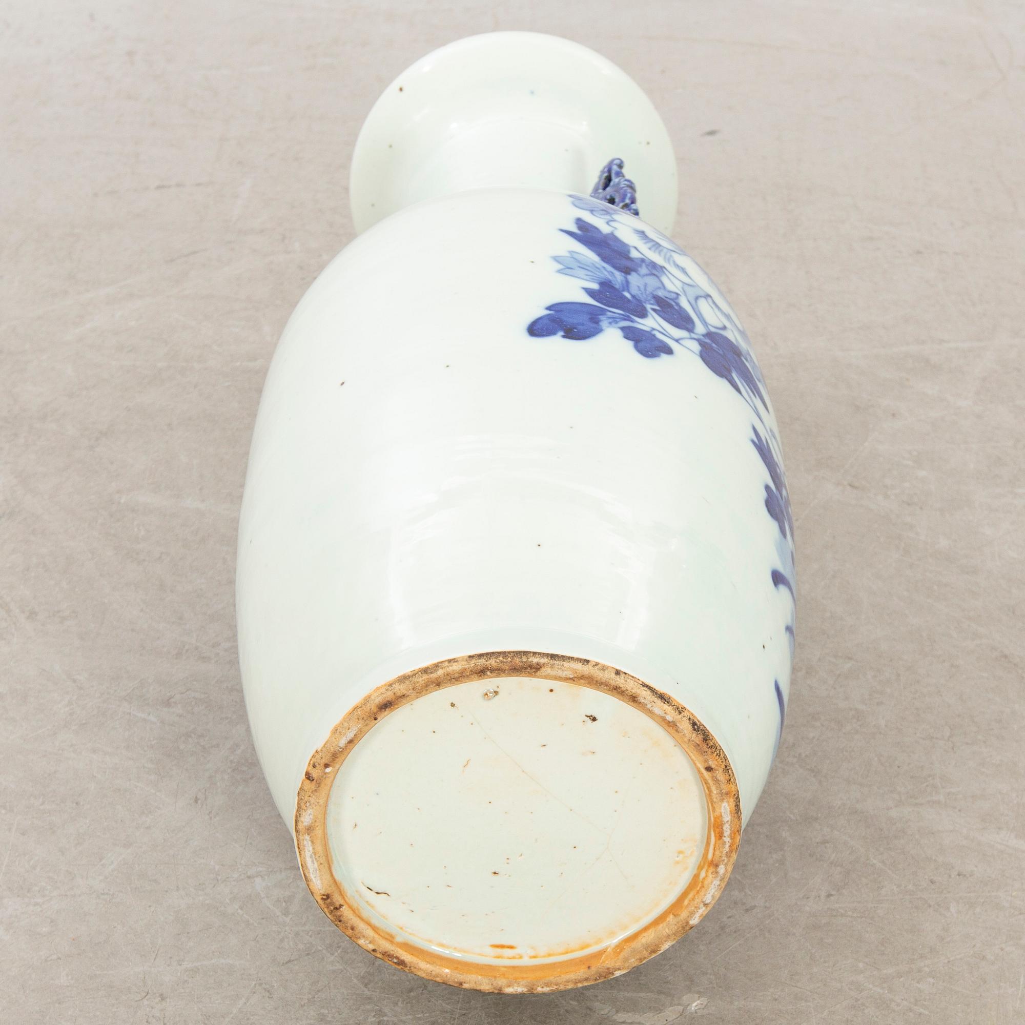 A Chinese porcelain vase around 1900.