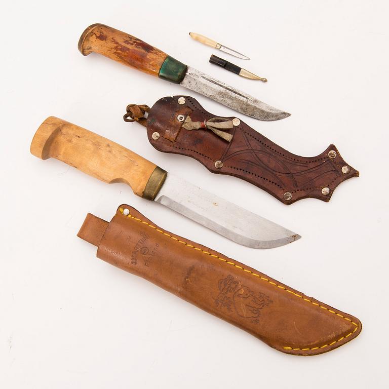 KNIVAR / PUUKKO-KNIVAR, 3 st, en s.k. husmorskniv, Fiskars och 2 st märkta Marttiini.