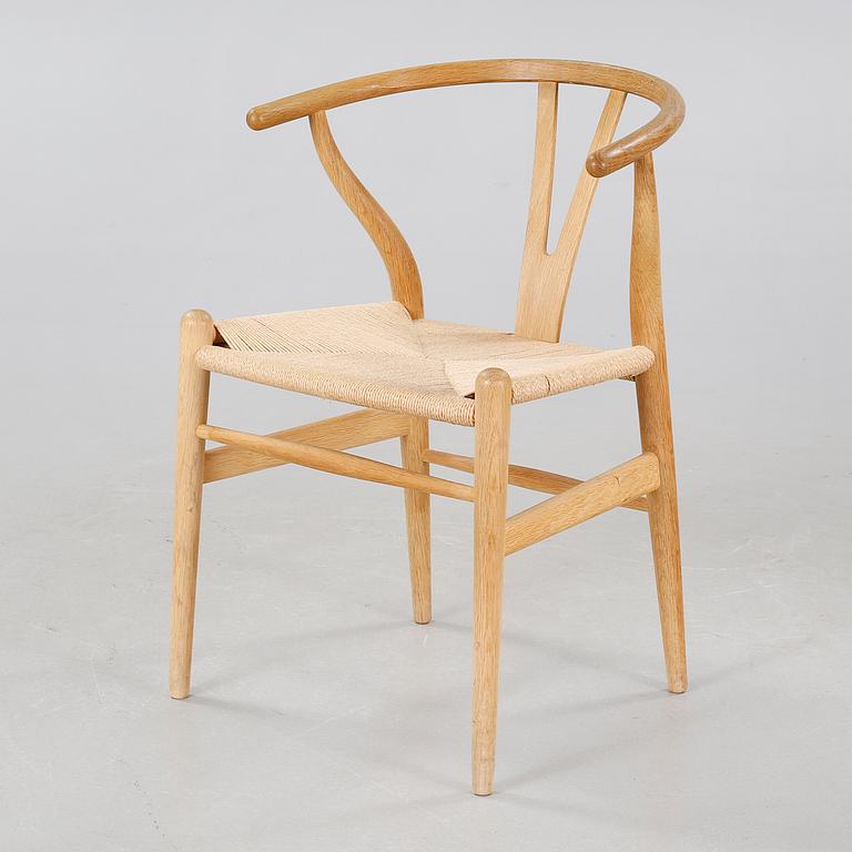 A 2007 "The Wishbone chair" by Hans J. Wegner, Carl Hansen & Søn.