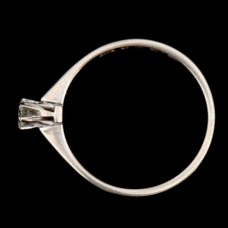 RING, 18 k vitguld, med solitär briljant 0.12 ct. JP Stockholm 1940. Tot vikt 2 gram.