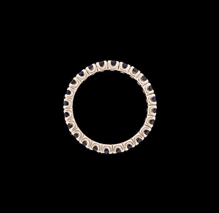 RING, 18 k med 24 runda fasettslipade safirer. Vikt ca 3 g.