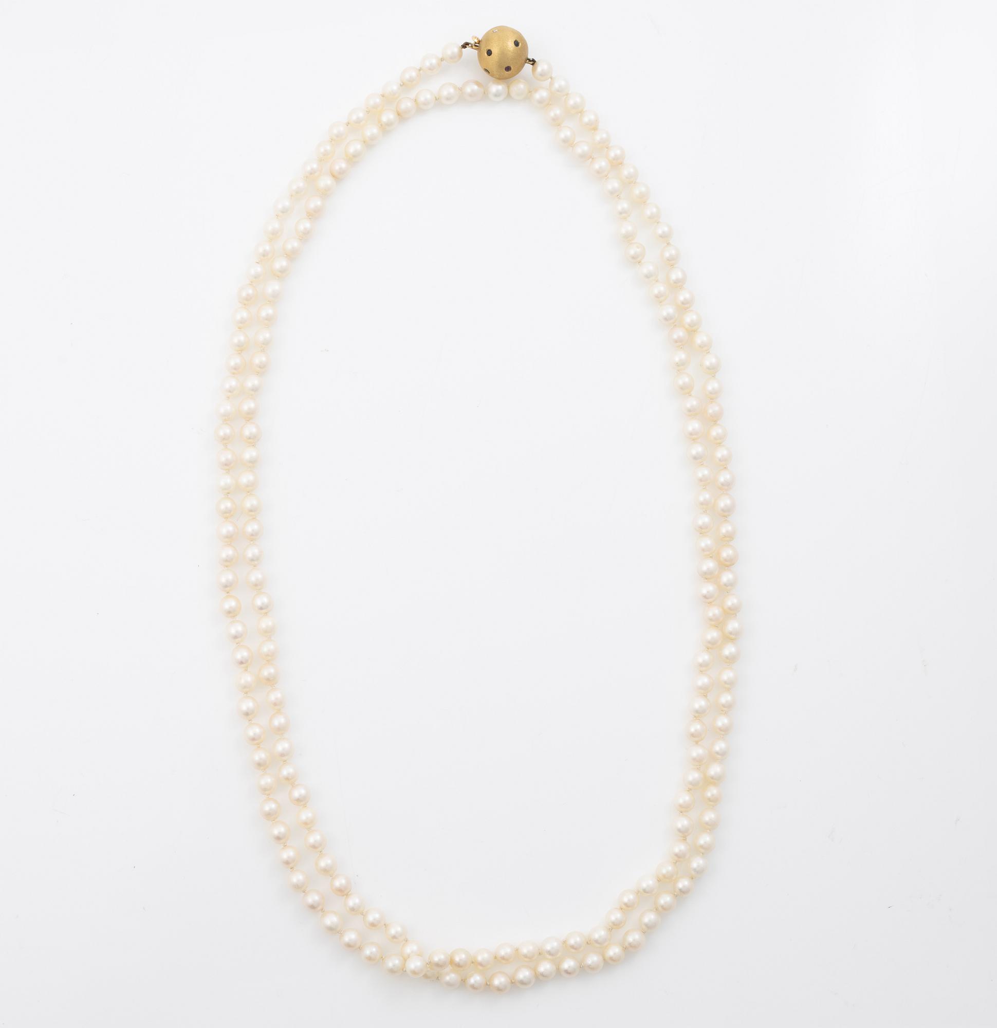 Cultured pearl necklace with an 18K gold clasp set with stones in various colours.