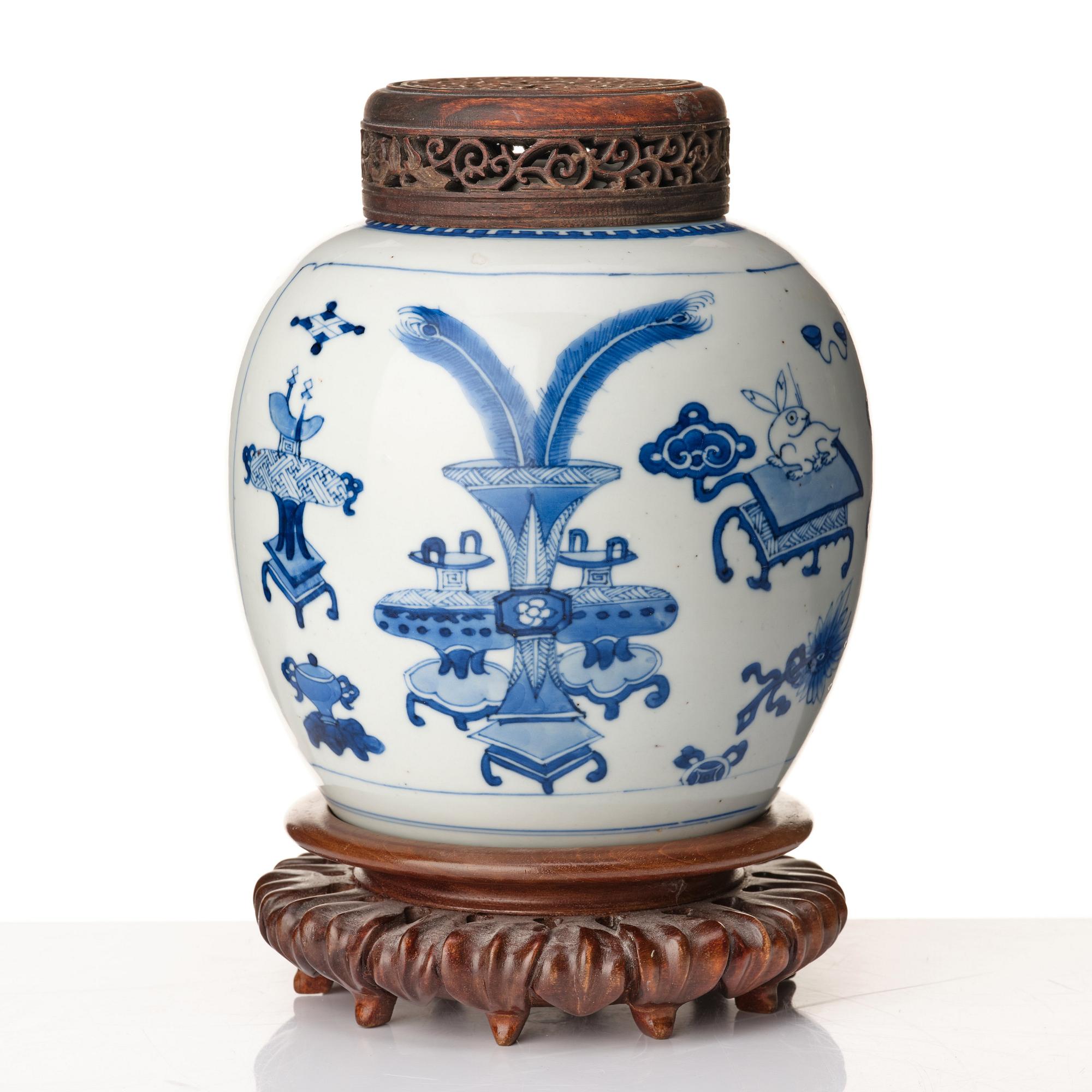A blue and white jar, Qing dynasty, Kangxi (1662-1722).