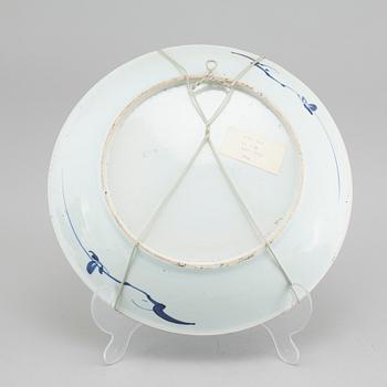 Serving dish and vase from China, Qing dynasty, 18th century.