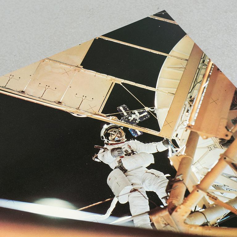 FOTOREPRODUKTIONER SKYLTEXEMPLAR, 4 st, efter Nasas fotografier, "20 years in space, Hasselblad".