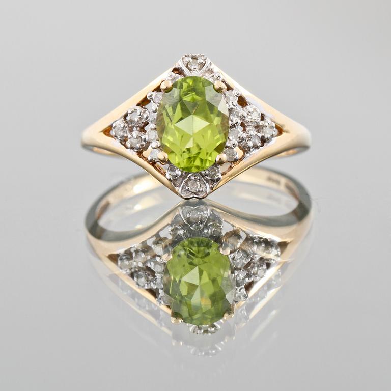 RING, 14K guld med ovalslipad peridot samt fasettslipade diamanter ca 0.50 ct. Vikt 2,8 g.